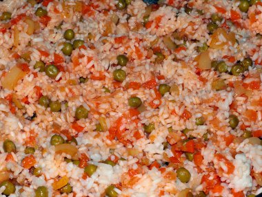 Taze pişmiş pilav ve taze sebze.