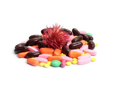 Bir yığın ilacın üzerinde hastalığa neden olan bir bakteri modelinin taklidi.