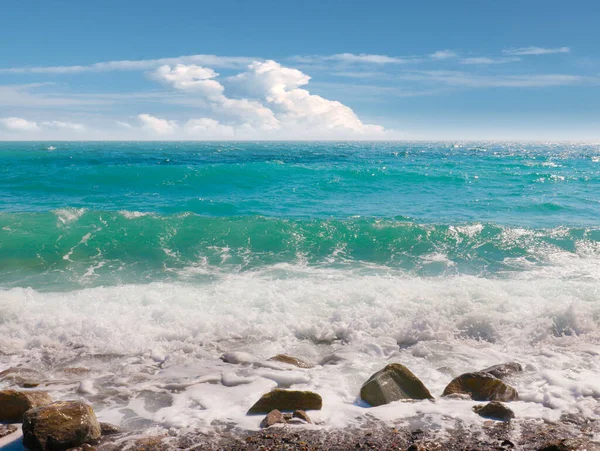 沙滩上的鹅卵石和地平线上的晴空 — 图库照片