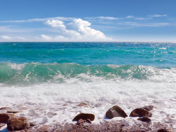 Stenig Havsstrand Och Solig Himmel Ovanför Horisonten — Stockfoto