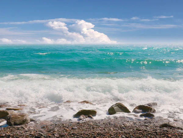 Βοτσαλωτή Παραλία Και Ηλιόλουστος Ουρανός Πάνω Από Τον Ορίζοντα — Φωτογραφία Αρχείου