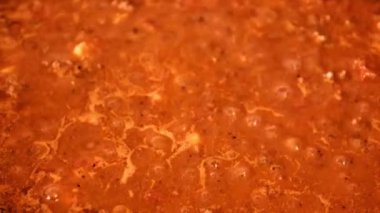 Yanardağın ağzındaki ateş püskürten lavlar tehlike ve yıkımın sembolü.