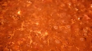 Yanardağın ağzındaki ateş püskürten lavlar tehlike ve yıkımın sembolü.