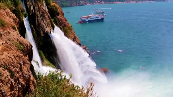 土耳其安塔利亚拉腊居民区的杜登河上游瀑布 — 图库视频影像