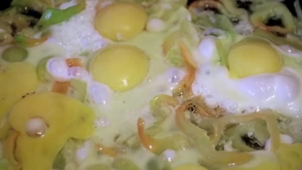 Gătit Ouă Amestecate Legume Proaspete Prăjite — Videoclip de stoc
