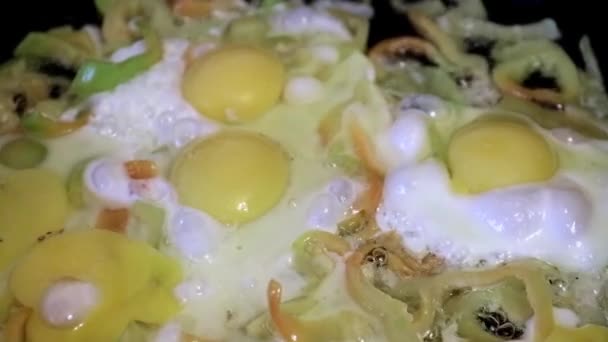 Gătit Ouă Amestecate Legume Proaspete Prăjite — Videoclip de stoc