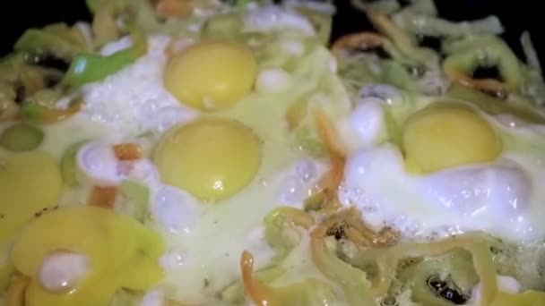 Matlagning Äggröra Med Färska Stekta Grönsaker — Stockvideo