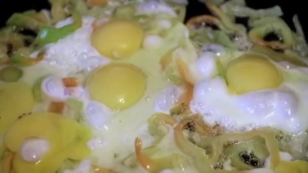 Cuisson Des Œufs Brouillés Avec Des Légumes Frits Frais — Video