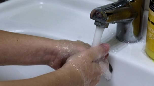 Mann Wäscht Sich Unter Fließendem Sauberen Wasser Die Hände — Stockvideo