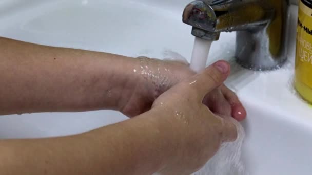 Mannen Tvättar Händerna Rinnande Rent Vatten — Stockvideo