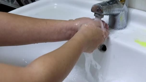 Człowiek Myje Ręce Pod Bieżącą Czystą Wodą — Wideo stockowe