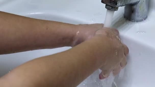 Homme Lave Les Mains Sous Eau Courante Propre — Video