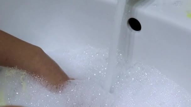 Άνθρωπος Πλένει Χέρια Του Κάτω Από Καθαρό Νερό — Αρχείο Βίντεο