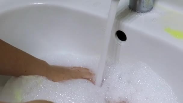 Man Wast Zijn Handen Onder Stromend Schoon Water — Stockvideo