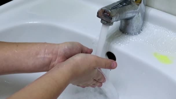 Mannen Tvättar Händerna Rinnande Rent Vatten — Stockvideo