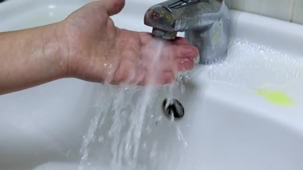 Άνθρωπος Πλένει Χέρια Του Κάτω Από Καθαρό Νερό — Αρχείο Βίντεο