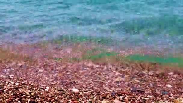 Vrije Zee Golven Een Zand Kiezelstrand — Stockvideo