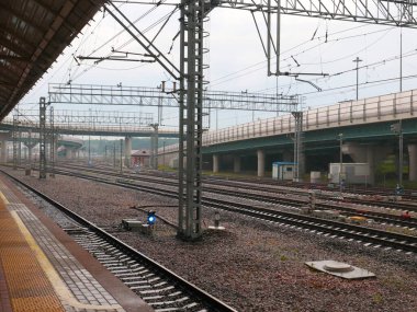 Yolcu istasyonunun demiryolu rayları ve yapıları