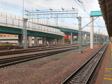 Yolcu istasyonunun demiryolu rayları ve yapıları