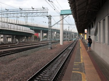 Yolcu istasyonunun demiryolu rayları ve yapıları