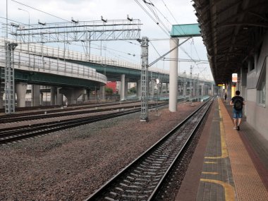 Yolcu istasyonunun demiryolu rayları ve yapıları