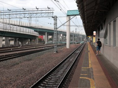 Yolcu istasyonunun demiryolu rayları ve yapıları