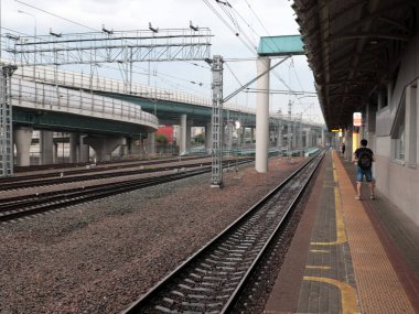 Yolcu istasyonunun demiryolu rayları ve yapıları