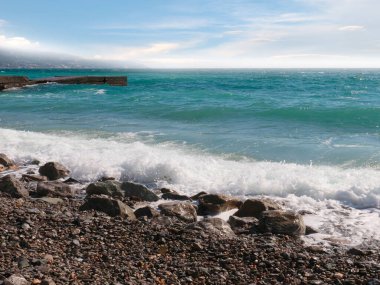 Dalgalı deniz manzarası ve kumlu plaj