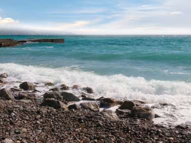 Dalgalı deniz manzarası ve kumlu plaj