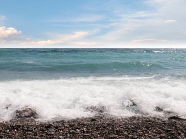 Dalgalı deniz manzarası ve kumlu plaj