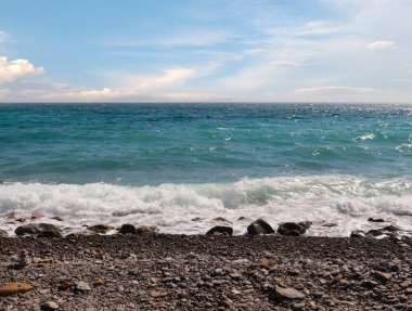 Dalgalı deniz manzarası ve kumlu plaj