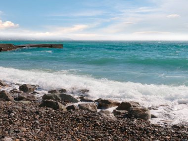 Dalgalı deniz manzarası ve kumlu plaj