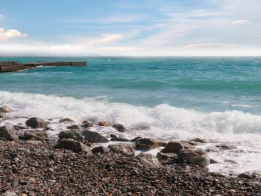Dalgalı deniz manzarası ve kumlu plaj