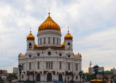 Moskova Rusya 'daki Kurtarıcı İsa Katedrali' nin haçları ve kubbeleri.