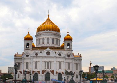 Moskova Rusya 'daki Kurtarıcı İsa Katedrali' nin haçları ve kubbeleri.