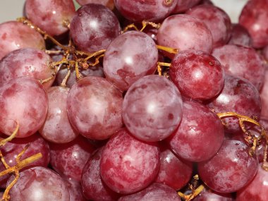 Yemeden önce büyük üzümler bir tabağa konur.