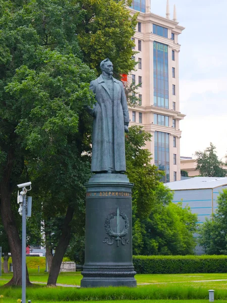 モスクワ中央広場から撤去されたフェリックス エドムンドヴィッチ ドジェジンスキー記念碑 — ストック写真