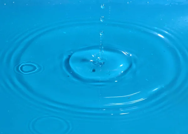 Traço Superfície Água Limpa Após Impacto Quando Uma Gota Líquido — Fotografia de Stock