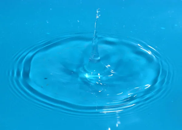 Spuren Auf Der Oberfläche Sauberen Wassers Nach Dem Aufprall Wenn — Stockfoto