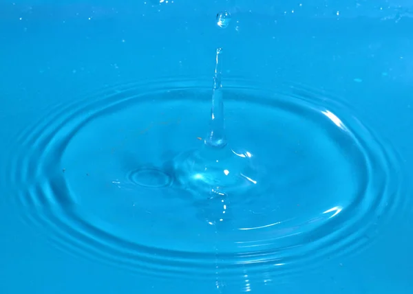 Traço Superfície Água Limpa Após Impacto Quando Uma Gota Líquido — Fotografia de Stock