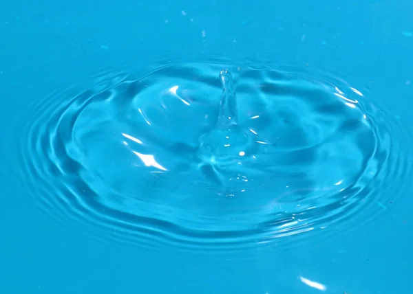 Sporen Het Oppervlak Van Schoon Water Een Botsing Wanneer Een — Stockfoto