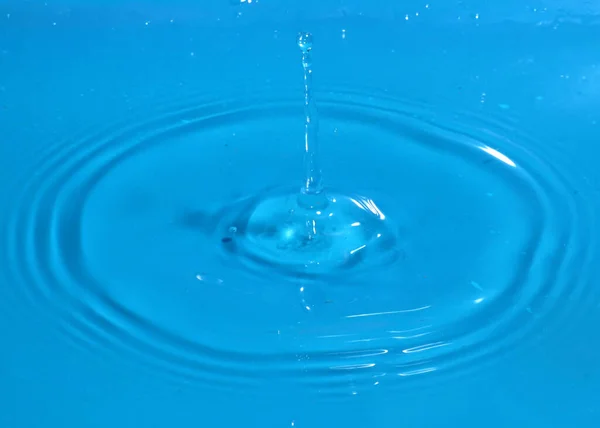一滴液体落下后在清洁水表面留下的痕迹 — 图库照片