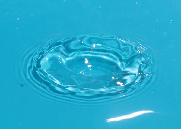 Відслідковувати Поверхні Чистої Води Після Удару Коли Падає Крапля Рідини — стокове фото