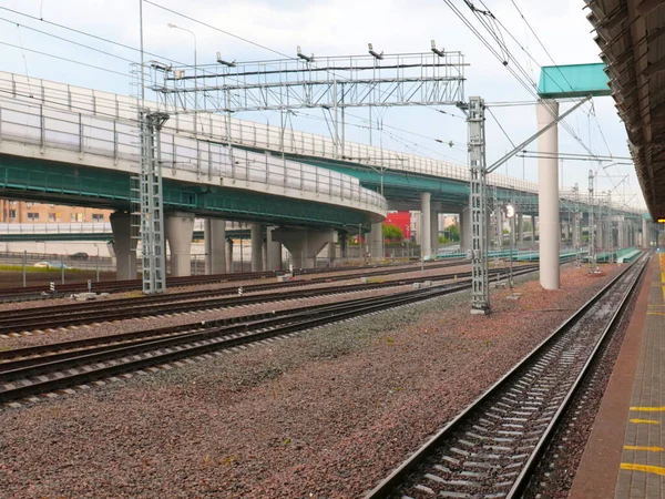 市内の旅客駅の線路や構造物は — ストック写真