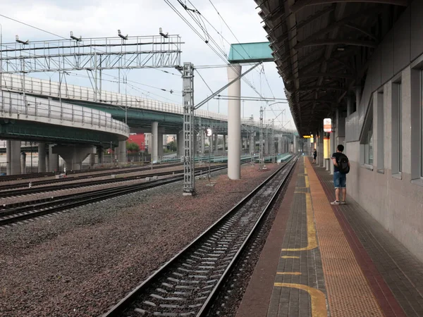 市内の旅客駅の線路や構造物は — ストック写真
