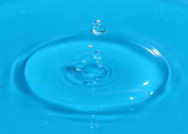 Patrones Caprichosos Del Impacto Una Gota Agua Superficie Líquido Limpio — Foto de Stock
