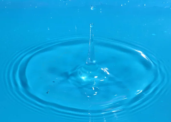 一滴水撞击干净液体表面所产生的怪诞模式 — 图库照片