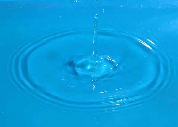 액체의 표면에 물방울이 부딪쳤을 때생기는 충격때문에 생기는 스러운 — 스톡 사진
