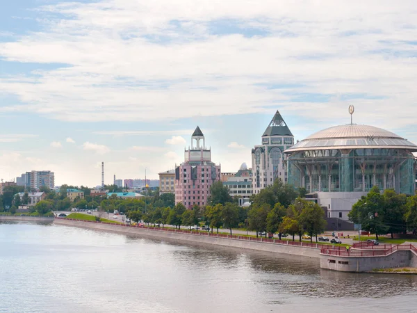 川の堤防の上に音楽の家を建てるモスクワロシア — ストック写真