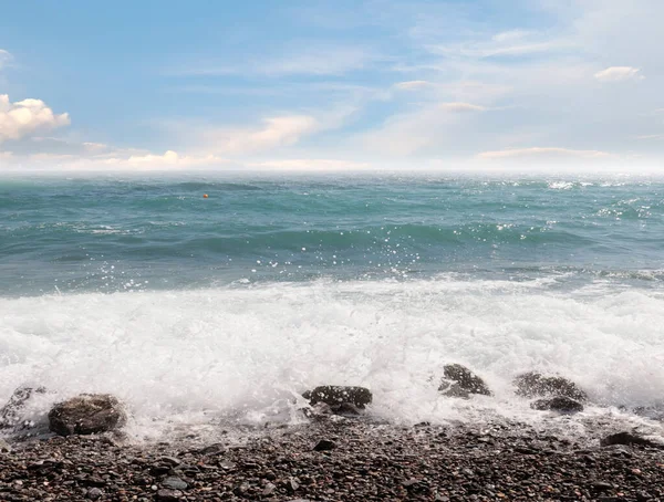 Přímořská Pláň Vlnami Písečnou Pláží — Stock fotografie